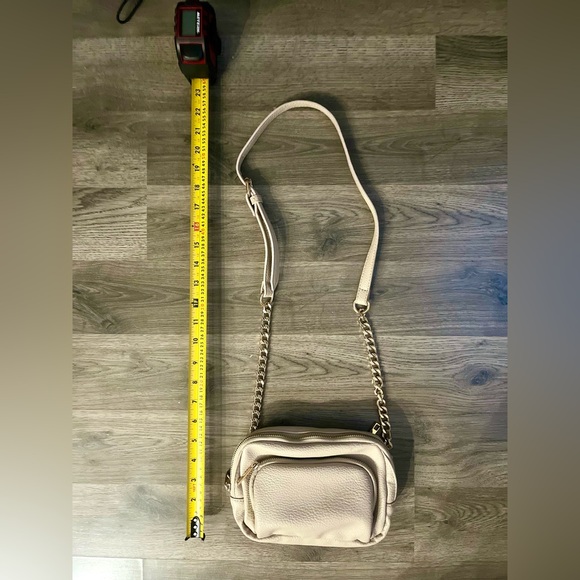 NWOT Maurices Cream Crossbody Bag with Gold Chain Strap - Picture 2 of 6